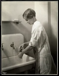 En sjuksköterska tvättar händerna, 1928 (silvergelatintryck)